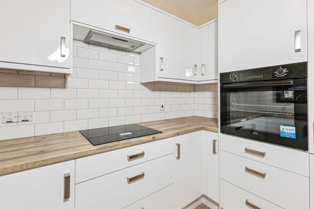 31, Emmbrook Court, Reading photo 4
