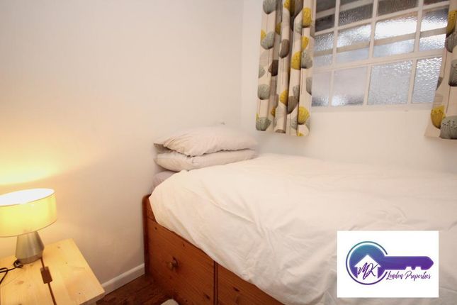 Flat to rent in Hillsborough Court, Mortimer Crescent, London