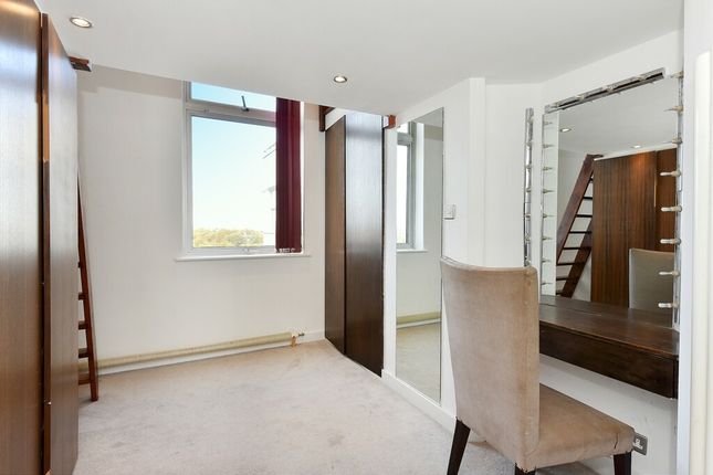 Flat to rent in Piper Building, Fulham