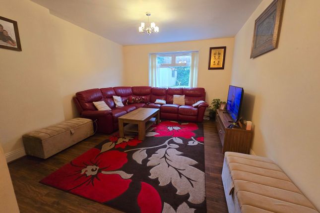 33 Thorn Lane, Bradford photo 3
