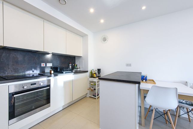 Shearwater Drive, Hendon photo 4