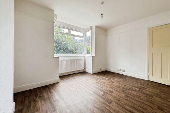2, Springbank Crescent, Leeds photo 3