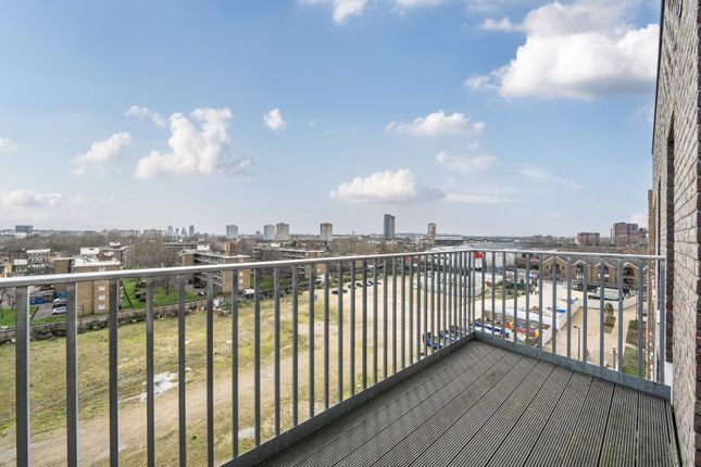 Flat 28, Lacewood Apartments, London photo 2