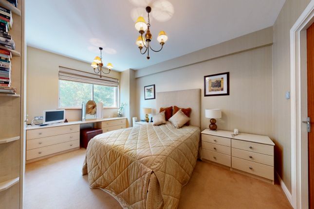 Flat for sale in Oak Lodge Close, Stanmore