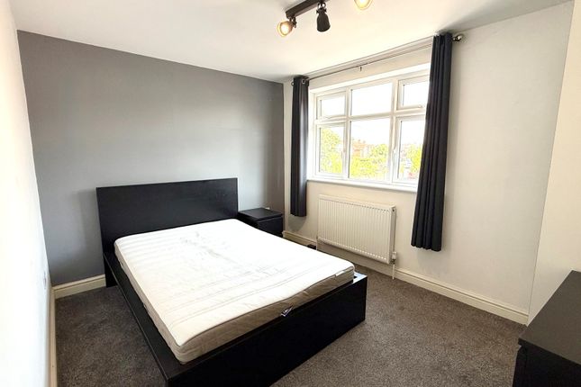 13, Warrington photo 4