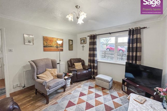 118, Brynglas, Hollybush Cwmbran photo 3