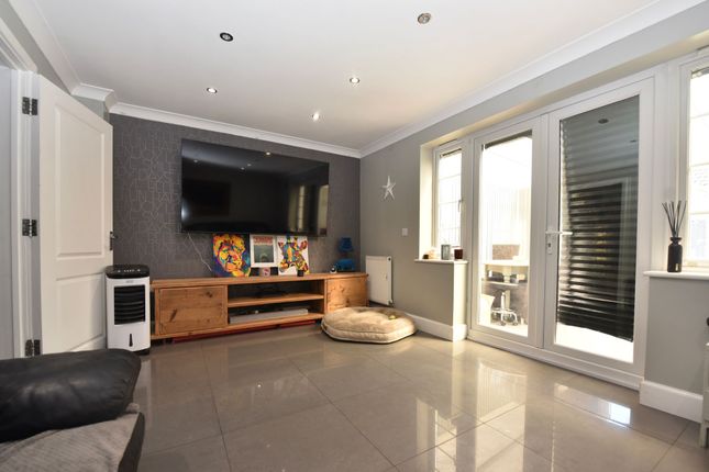 126 Stone Hill, St. Neots photo 3
