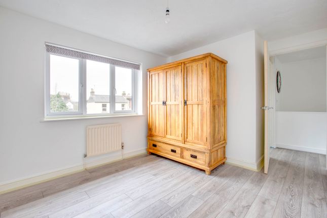 Flat to rent in Orchard End Avenue, Amersham