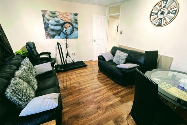 104 Crome House, Northolt photo 3