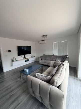 22 Starling Crescent, Slough photo 5