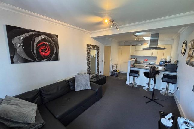 15, Central Court, Chigwell photo 2