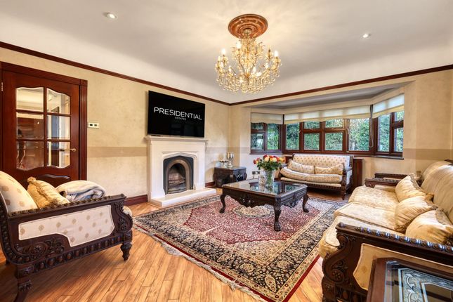 56 Meadow Way, Chigwell photo 2