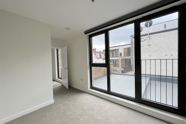 Flat 1 Parkview, 94 Frobisher Road, London photo 5