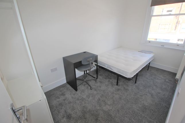 Flat to rent in Sydenham Road, Guildford