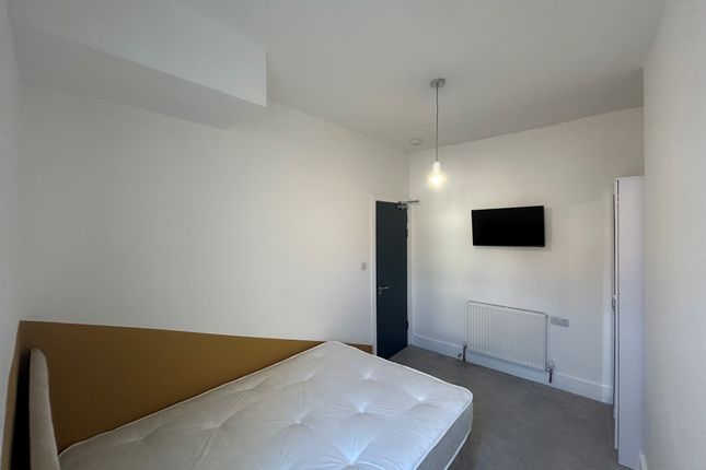 Room 2, Birkenhead photo 3