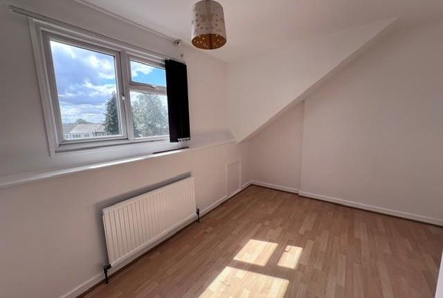 32, Station Road, Derbyshire photo 3