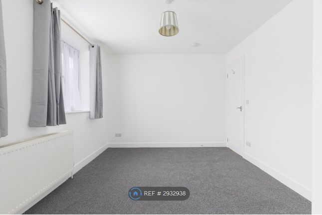 Ferndown, Pound Hill, Crawley photo 4