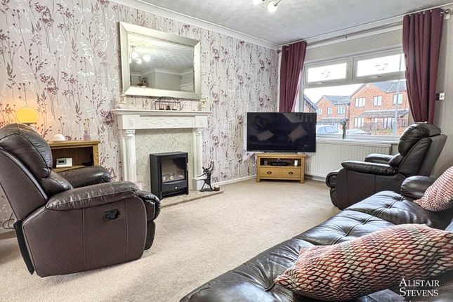 37, Highfield Drive, Oldham photo 2