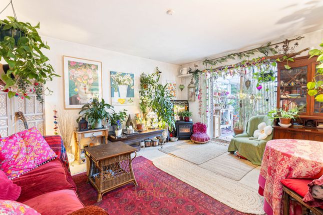 14 High Trees Court Horsehill, Horley photo 3