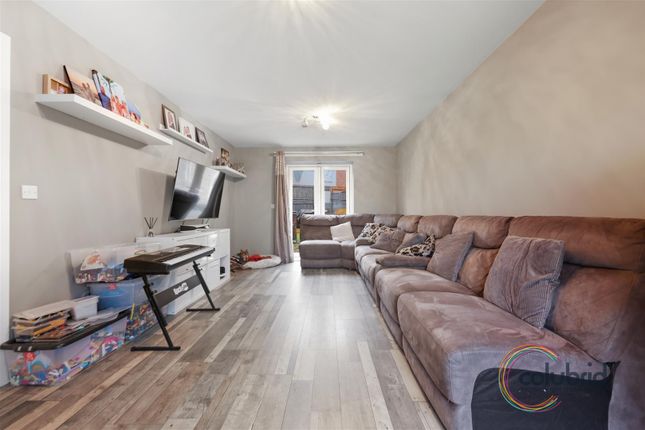 12, Colburn Way, Grays photo 2