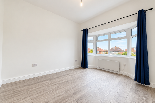 Oakwood Avenue, Southall photo 2
