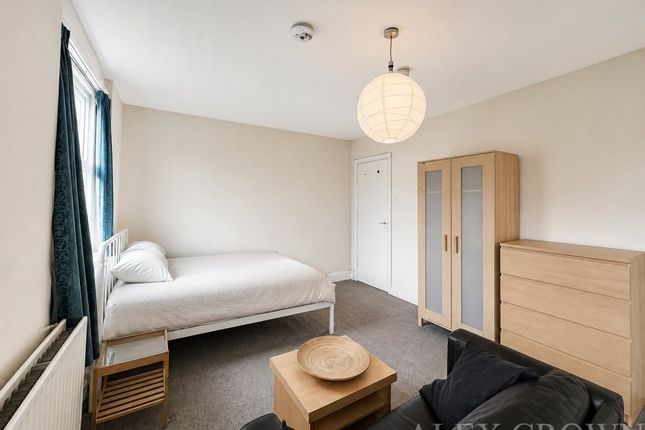 Room 5, 700, Holloway Road, London photo 3