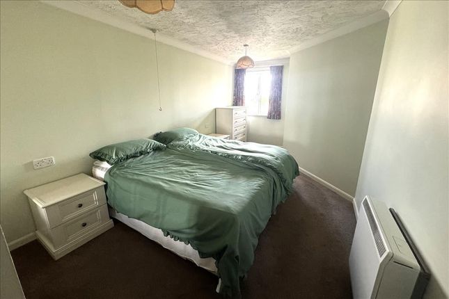 Flat for sale in Felbridge Court, Feltham, Middlesex