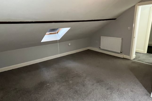 Apt 4, Doncaster photo 3