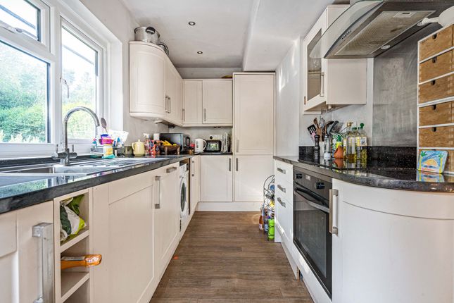 26 Poplar Avenue, Leatherhead photo 4