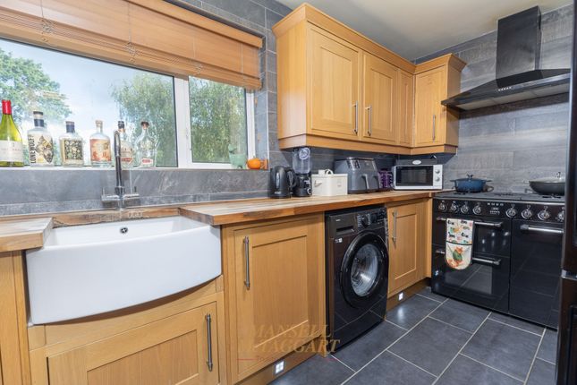 31 Highams Hill, Crawley photo 4