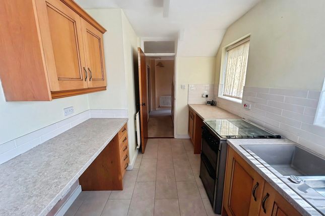 4, Goldsborough Close, Swindon photo 4
