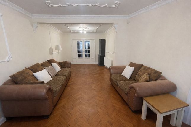54, St Leonards Gardens, Greater London photo 2