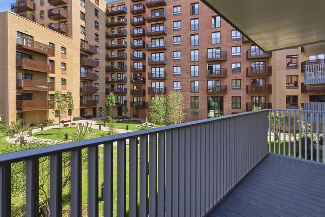 04, Royal Gateway, London, W3, Acton photo 2