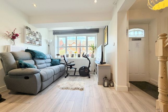 30, Rowan Crescent, Hyde photo 4