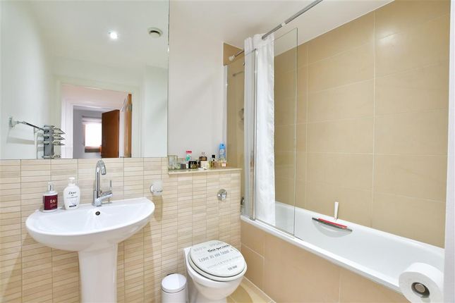 Flat for sale in Ilford Hill, Ilford, Essex