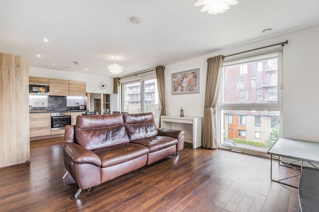 Flat to rent in Pell Street, London