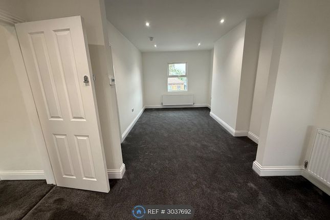 Flat, Lower Addiscombe Road, Croydon photo 2