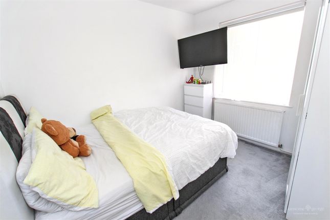 Room, 26, Willow Tree Glade, Reading photo 2