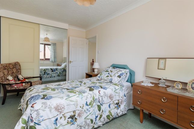 10, Stones Close, Cowes photo 3