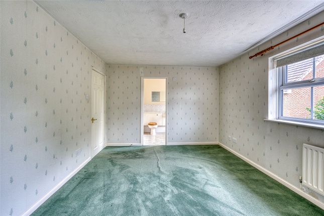 5, Tullis Close, Staffordshire photo 4