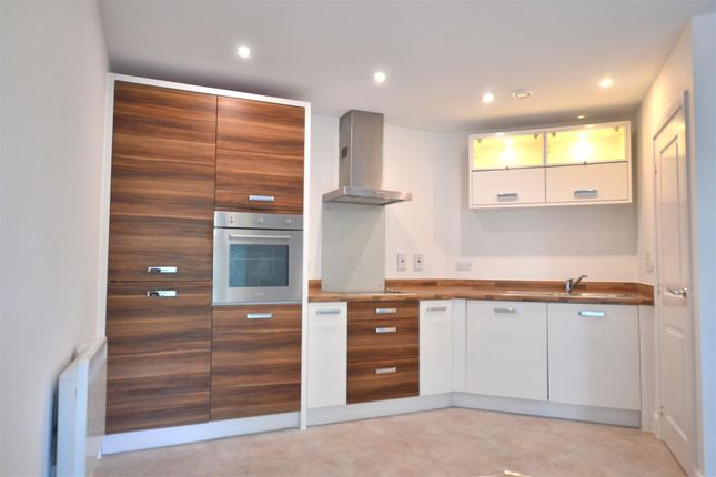 33 Lynx Court, Wallis Square, Farnborough photo 4