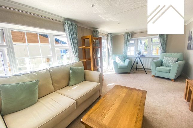 17 Oakside, Canvey Island photo 3