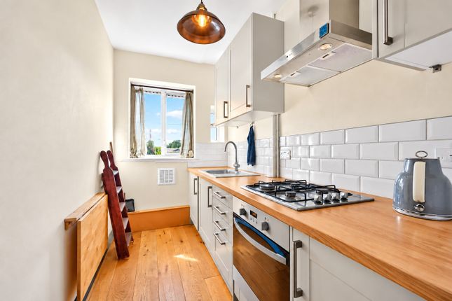 Flat 52, Rusper Court, Clapham Road, London photo 4