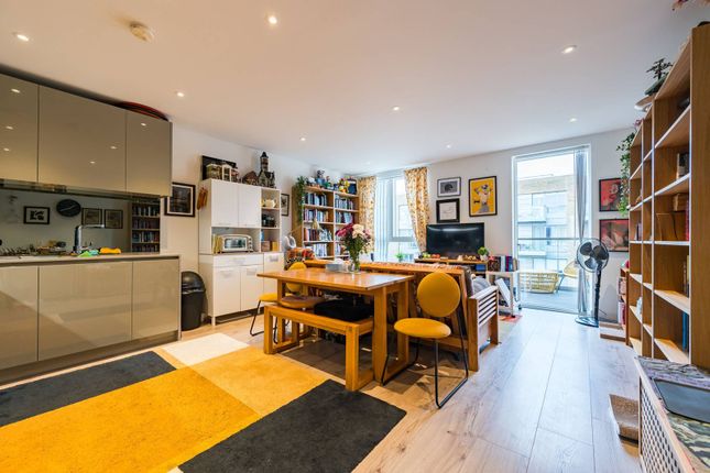2-bed flat on Smithfield Square N8, Harringay, £475,000