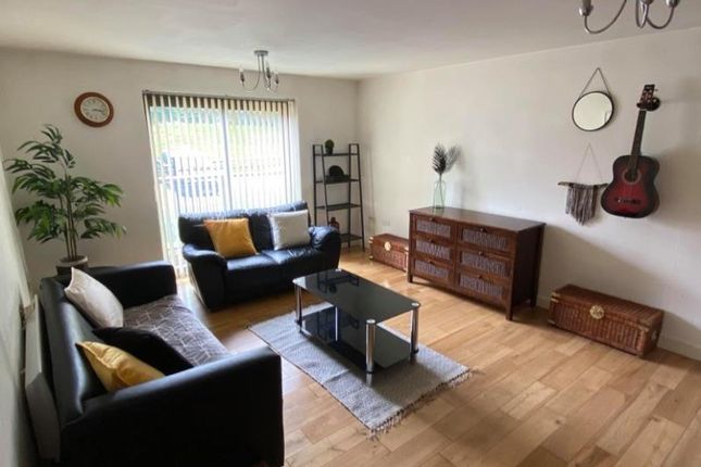 2 bed flat to rent in Bouverie Court, Leeds LS9