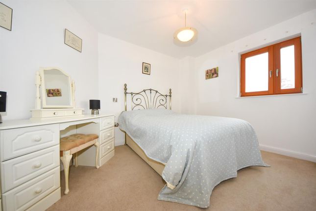 Flat for sale in Abbey End, Kenilworth