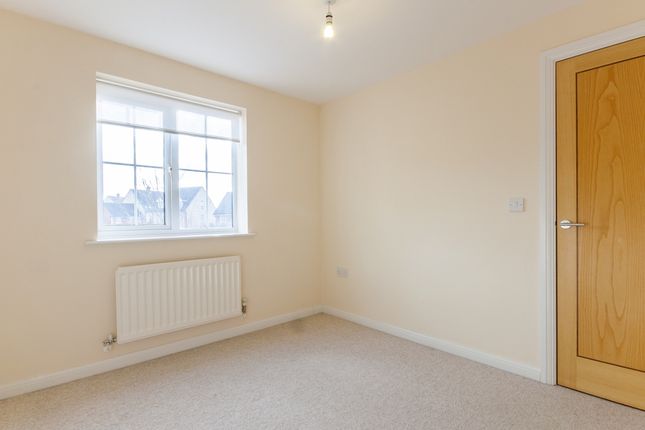 3, Fieldfare Close, Bicester photo 4