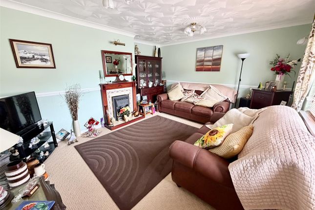 6, Holly Close, Poole photo 3