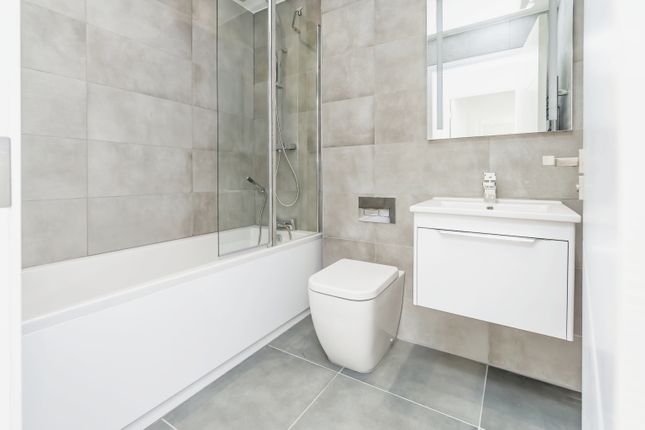 Flat for sale in Woodmere Avenue, Croydon