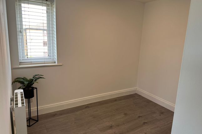 Flat to rent in Walpole Road, Slough